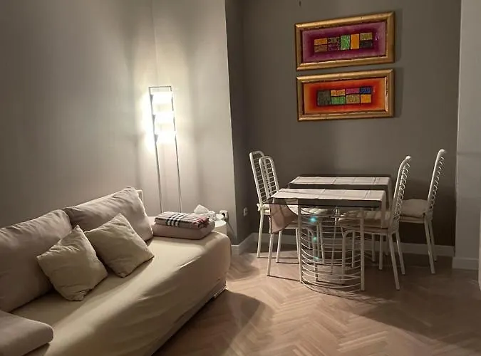 Julia Apartman *